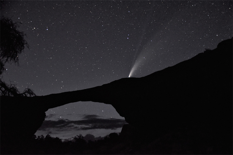 一颗彗星划过Owachomo桥上方的夜空 ©Visit UtahSteven Moore
