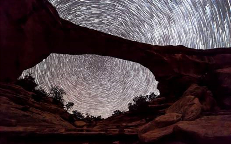 天然桥保护区内群星闪耀 ©Visit UtahJacob Frank